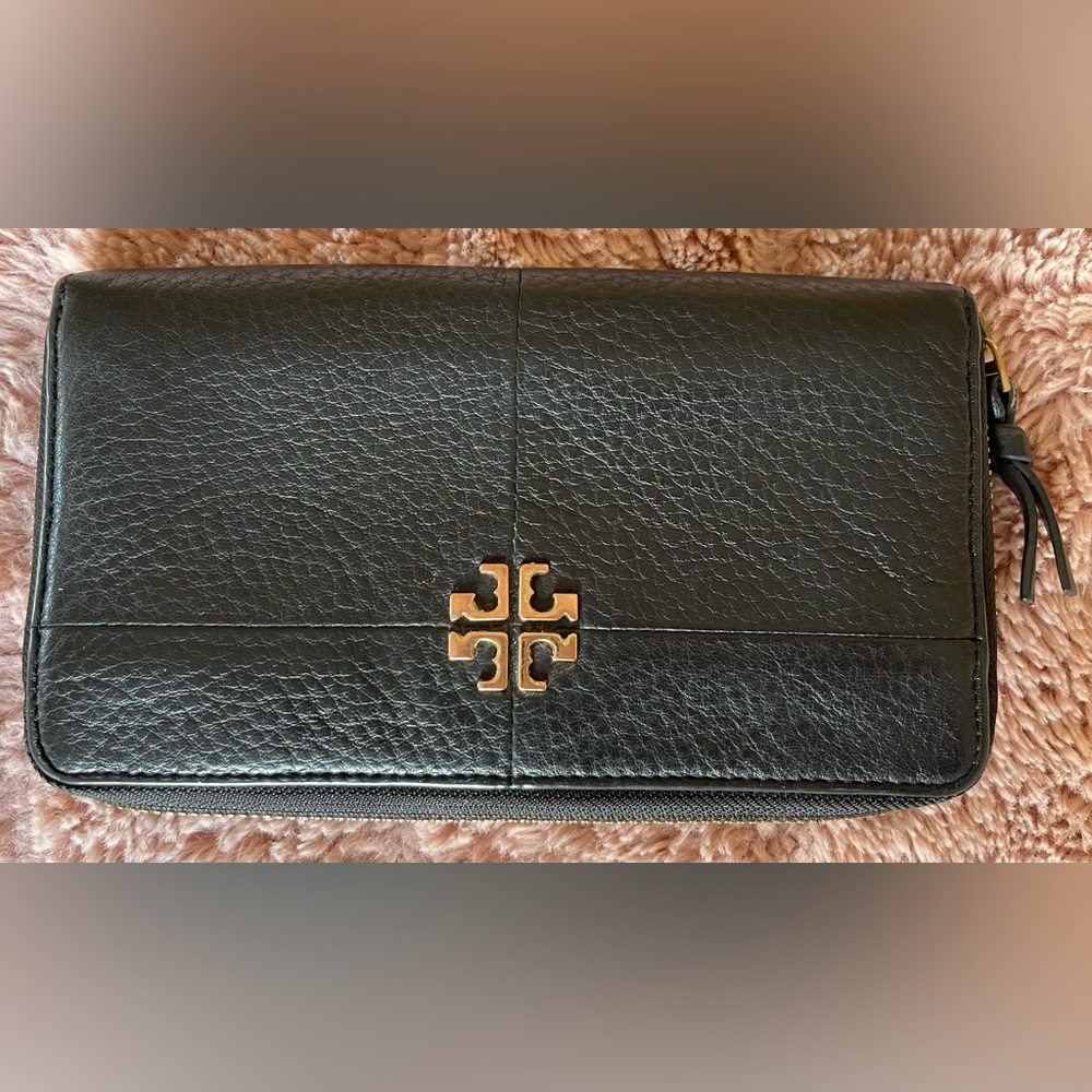 Tory Burch wallet, black leather, excellent condition.
